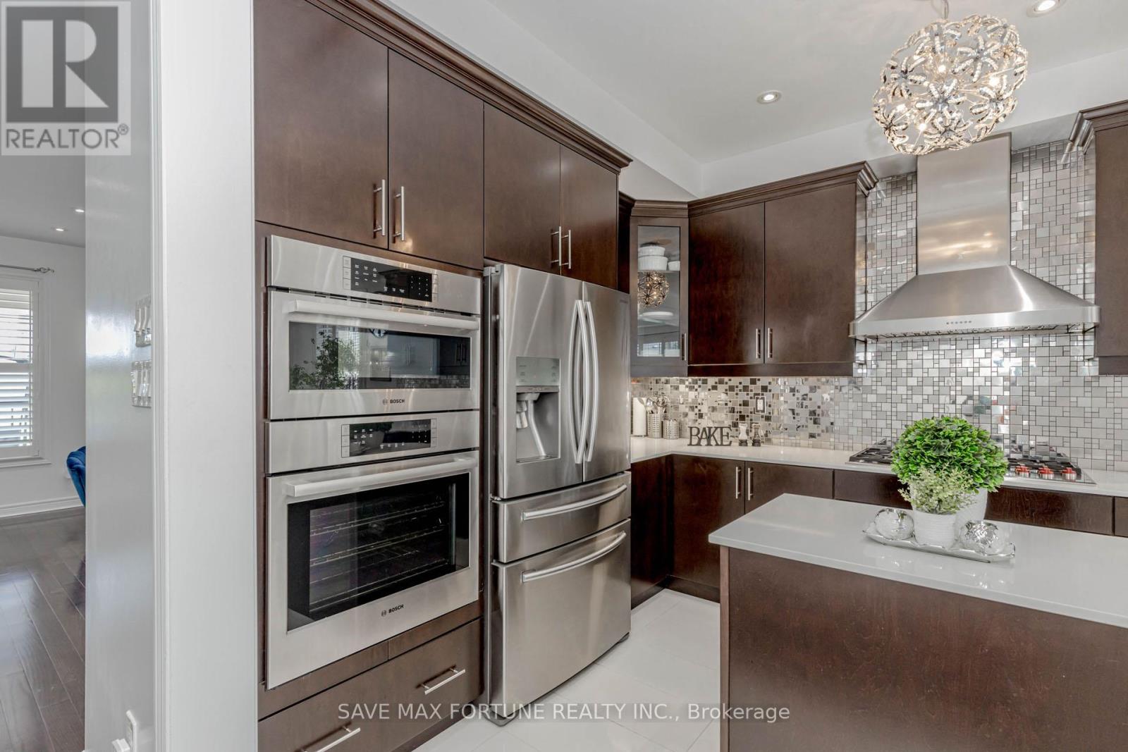 Photo 13 of 16 Berryfield Way Ne, Brampton ON