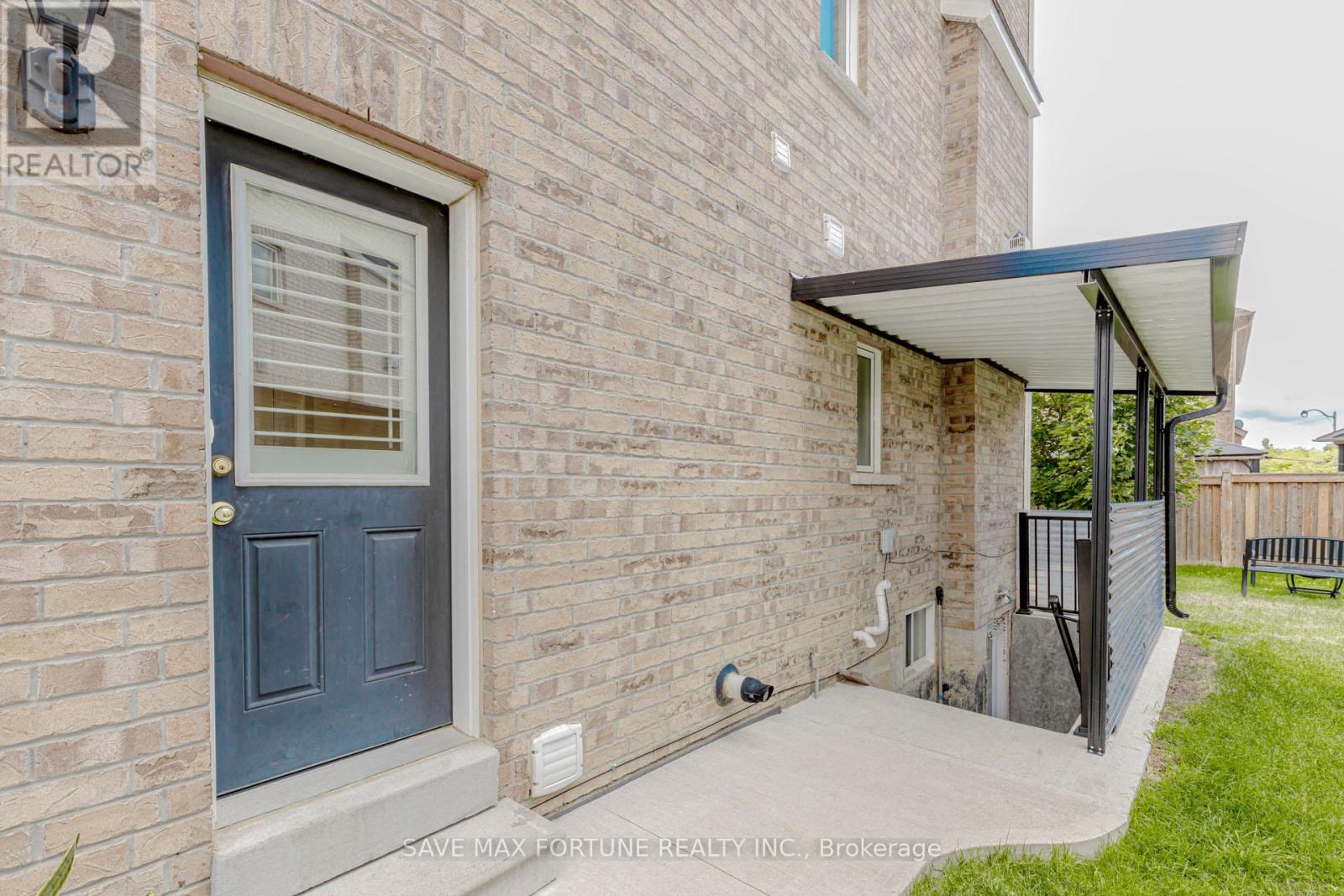Photo 43 of 16 Berryfield Way Ne, Brampton ON