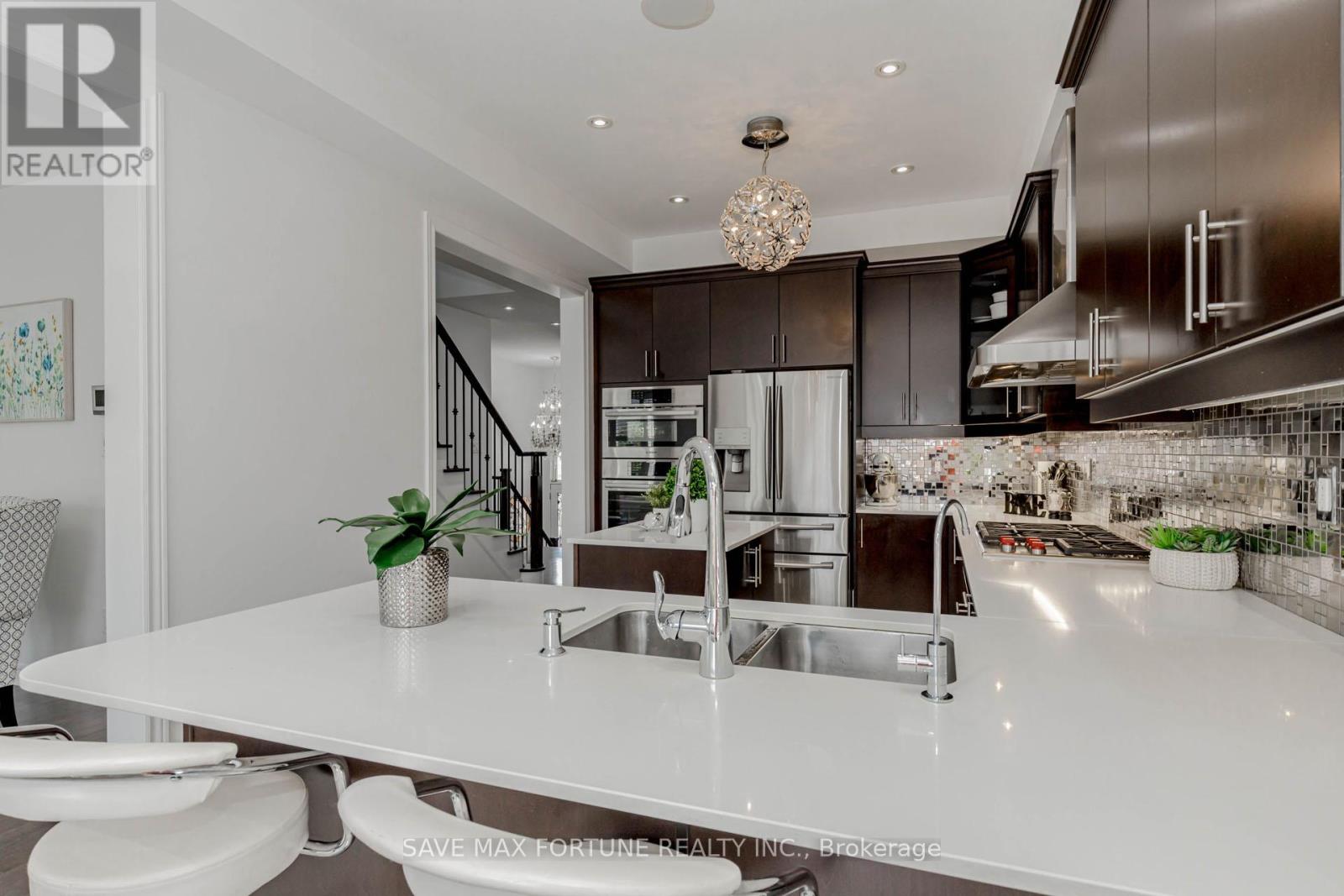 Photo 17 of 16 Berryfield Way Ne, Brampton ON
