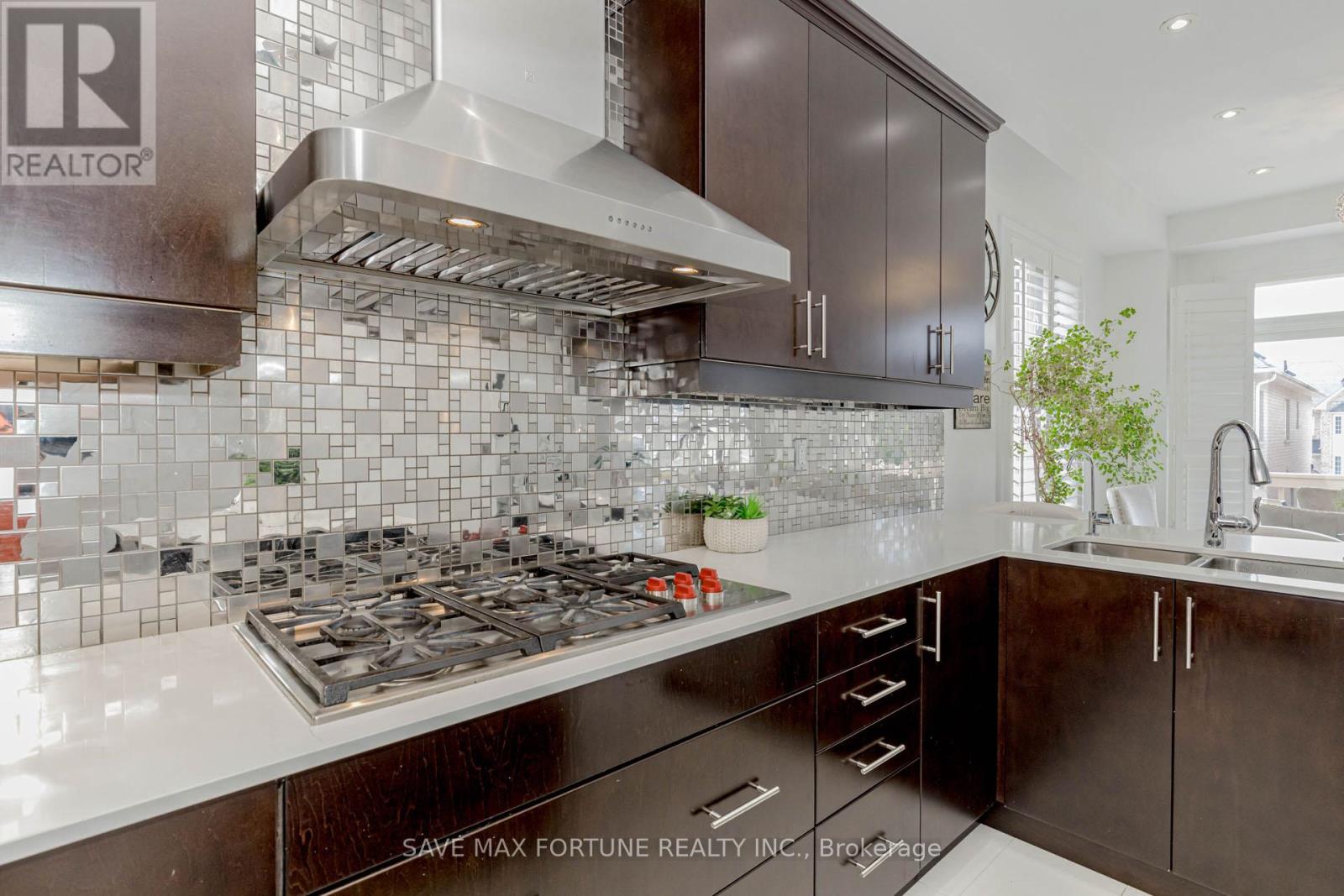 Photo 14 of 16 Berryfield Way Ne, Brampton ON