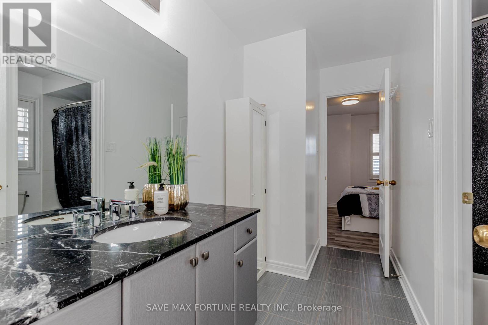 Photo 32 of 16 Berryfield Way Ne, Brampton ON