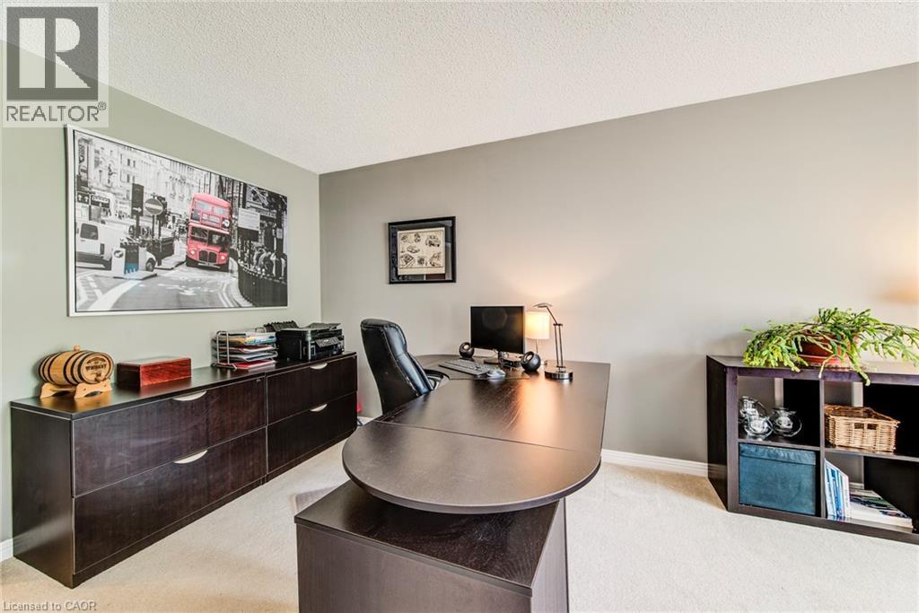Photo 15 of 33 Tinatawa Court, Kitchener ON