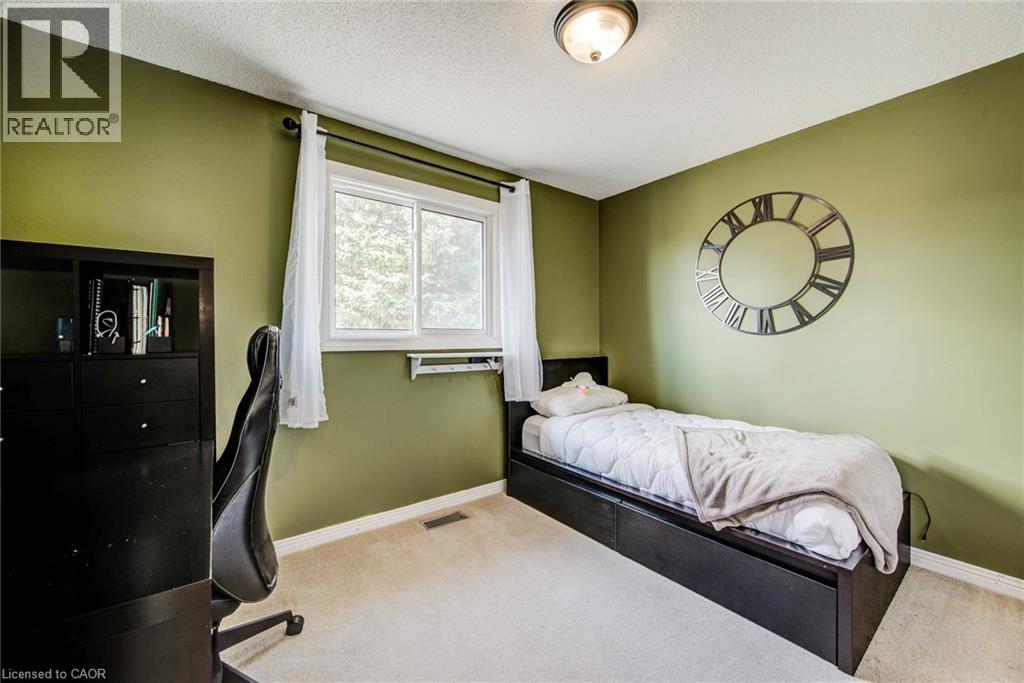 Photo 36 of 33 Tinatawa Court, Kitchener ON