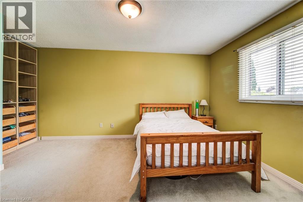 Photo 25 of 33 Tinatawa Court, Kitchener ON