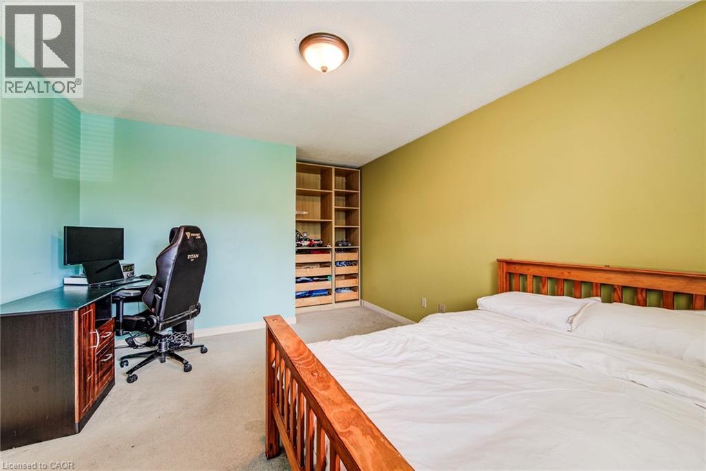 Photo 5 of 33 Tinatawa Court, Kitchener ON