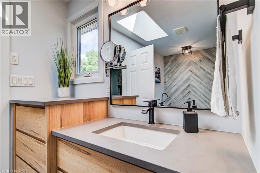 Photo 17 of 33 Tinatawa Court, Kitchener ON