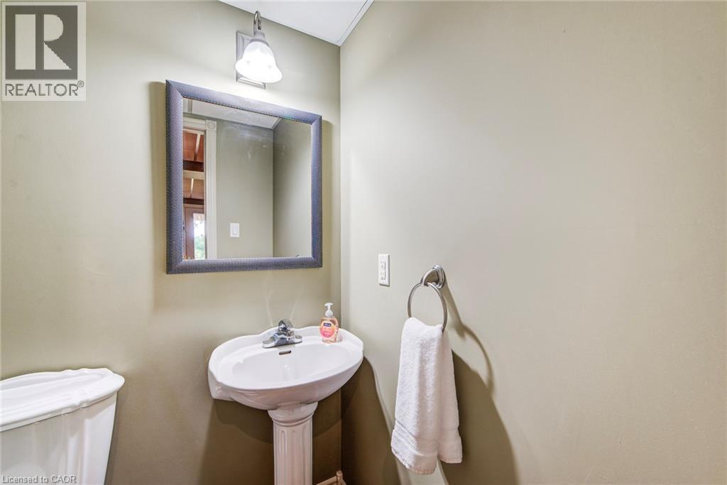 Photo 14 of 33 Tinatawa Court, Kitchener ON