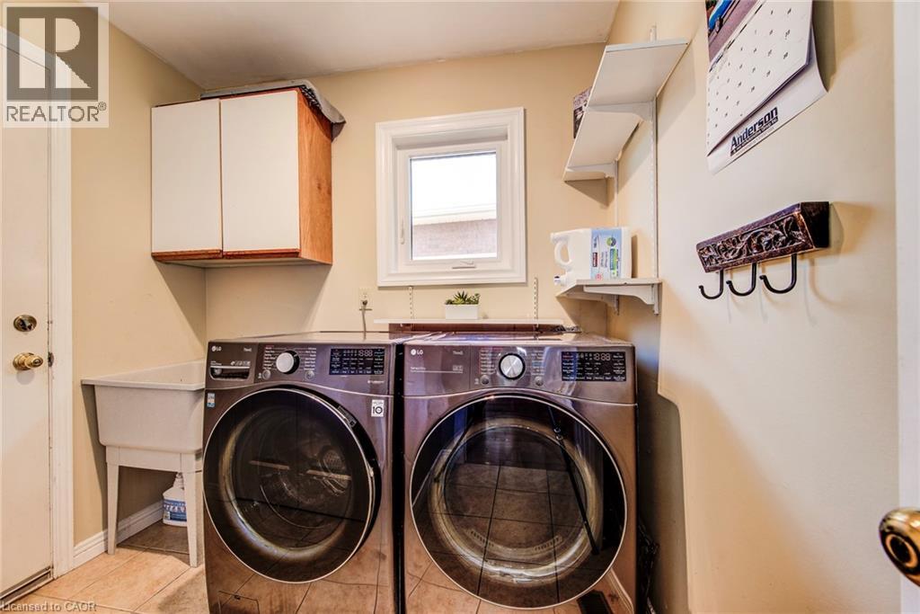 Photo 2 of 33 Tinatawa Court, Kitchener ON