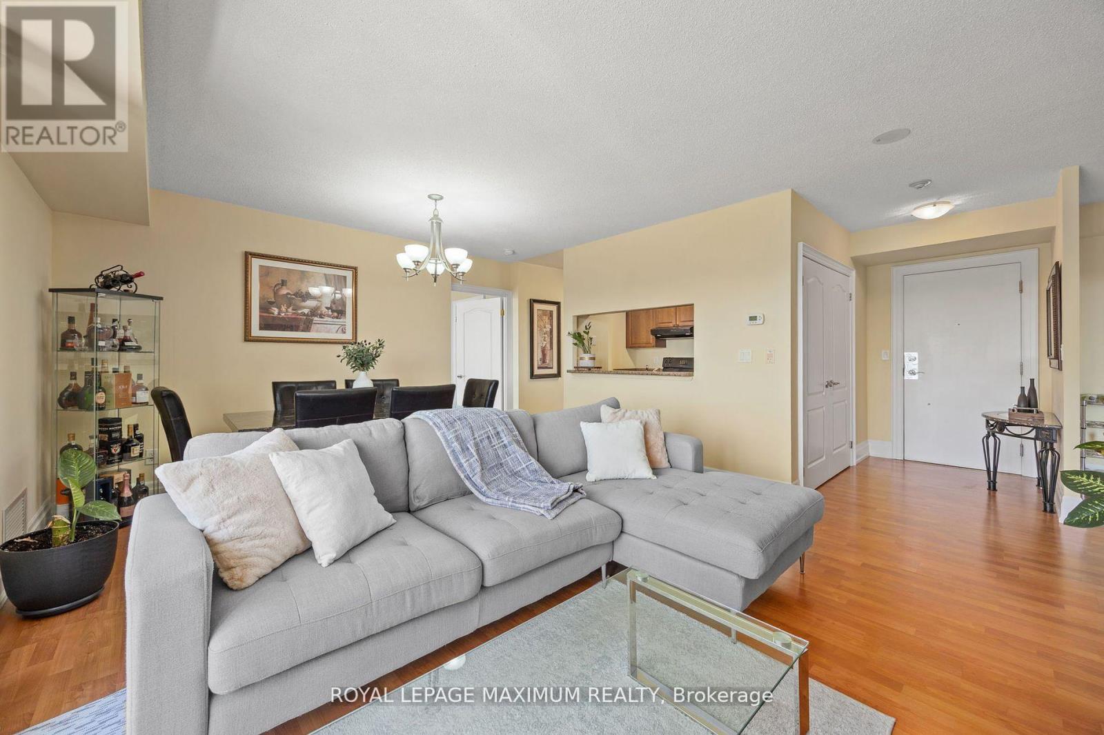 Photo 7 of 807 2088 Lawrence Avenue W, Toronto ON