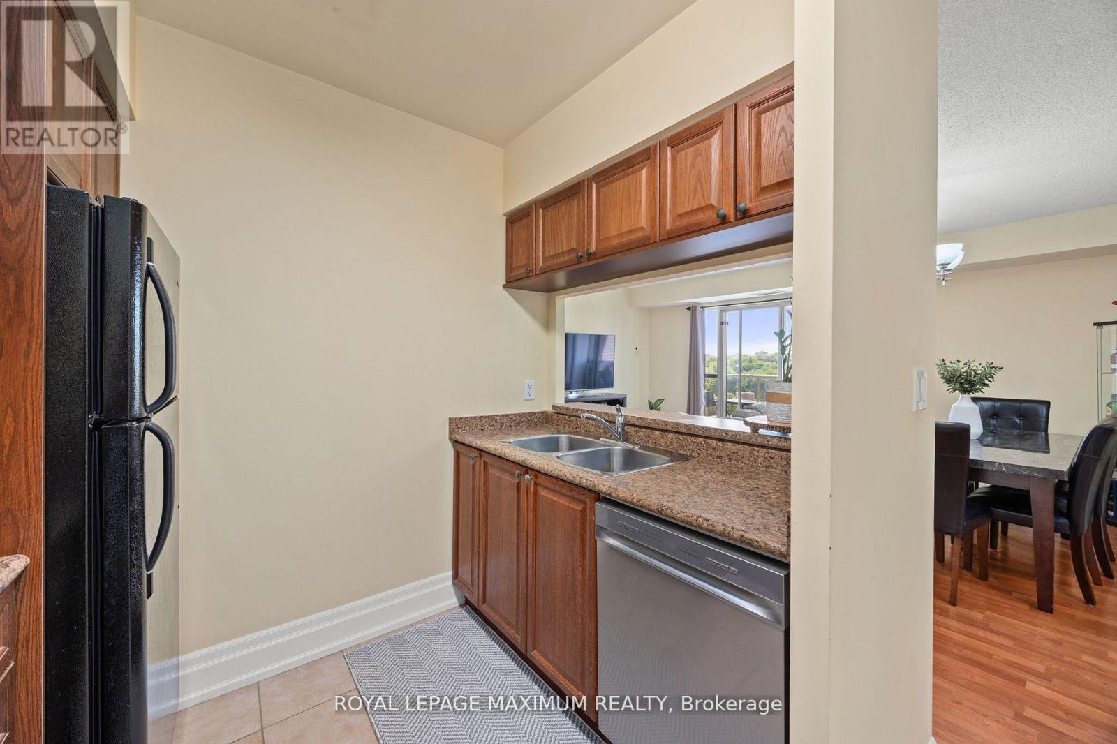 Photo 5 of 807 2088 Lawrence Avenue W, Toronto ON