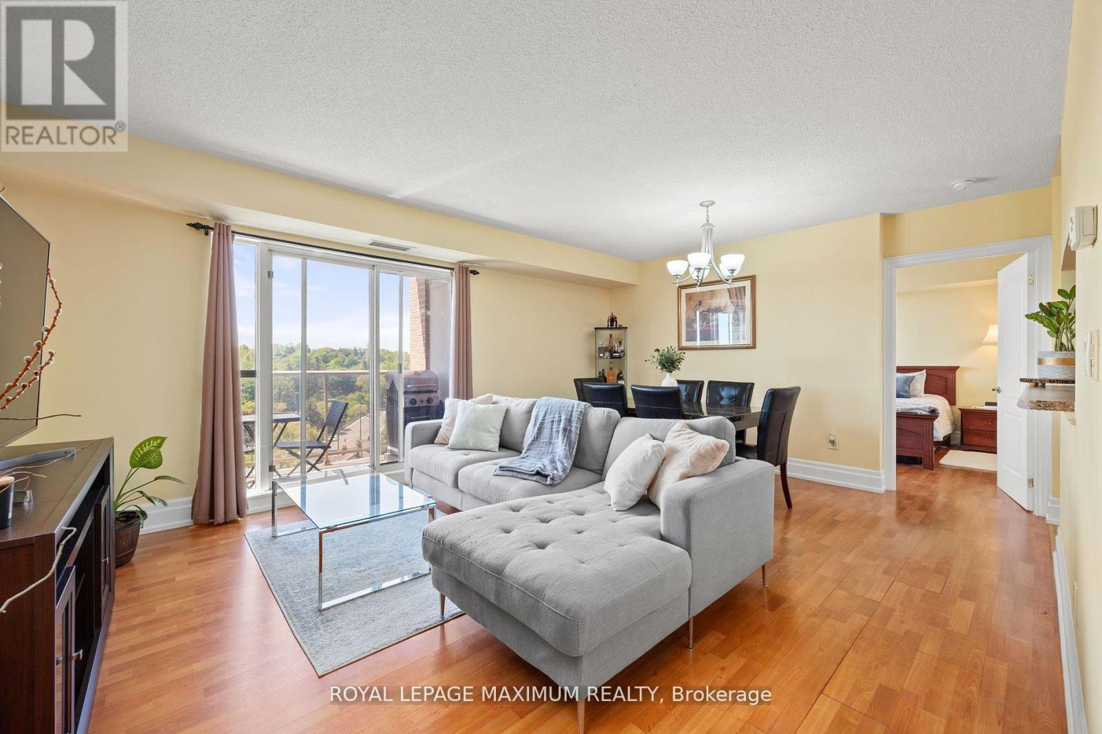 Photo 3 of 807 2088 Lawrence Avenue W, Toronto ON