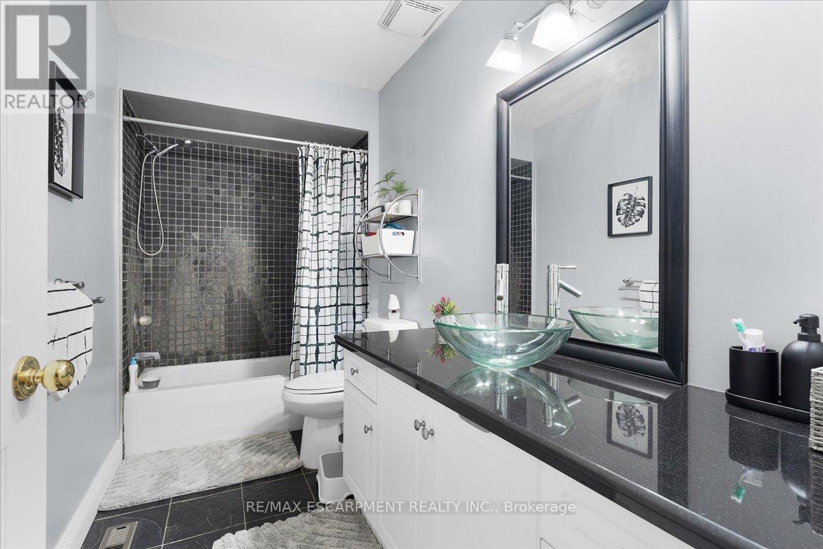 Photo 3 of 27 104 Frances Avenue, Hamilton ON