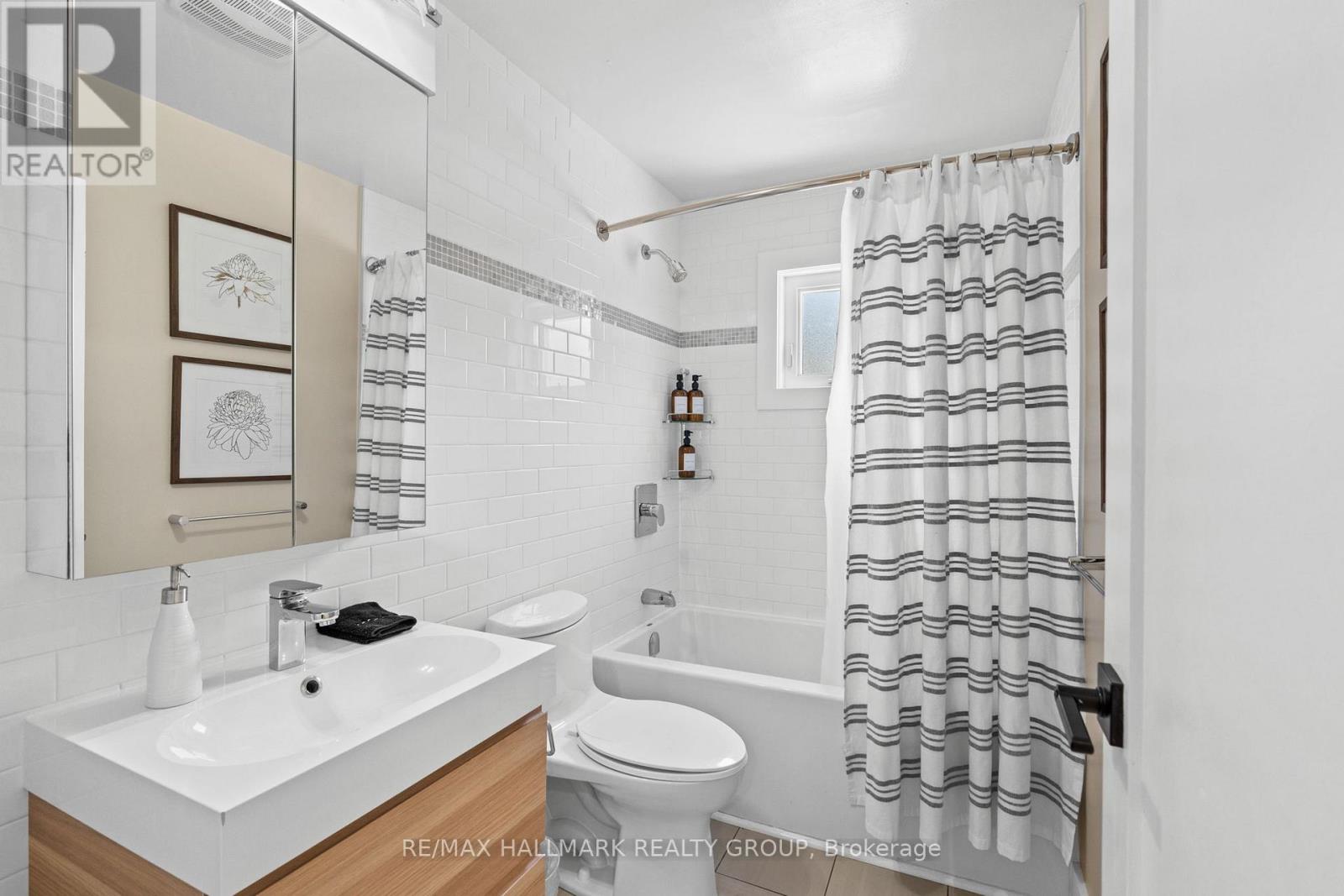 Photo 2 of 377 Summit Avenue, Ottawa ON