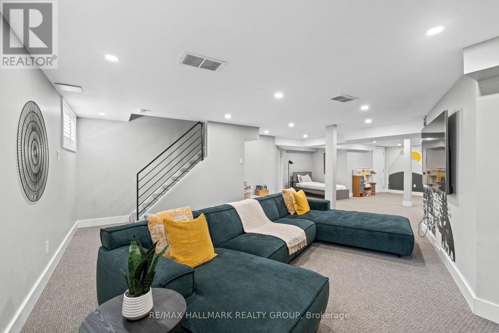 Photo 11 of 377 Summit Avenue, Ottawa ON