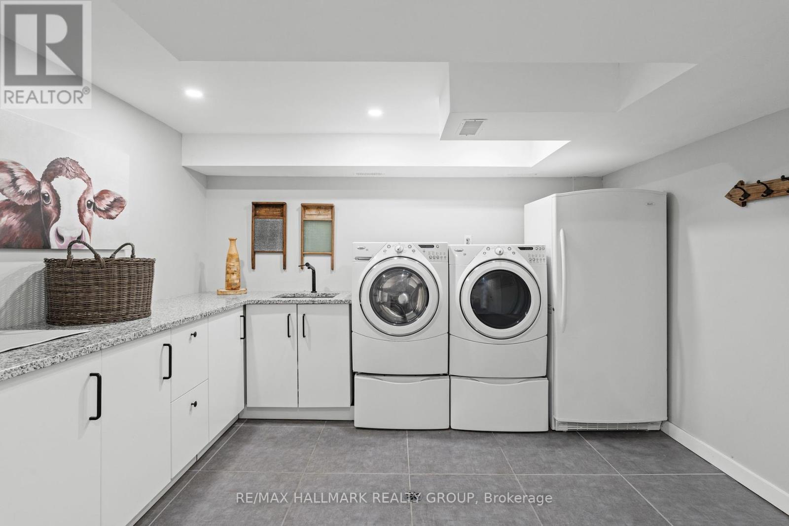 Photo 13 of 377 Summit Avenue, Ottawa ON