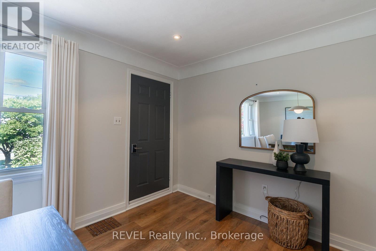 Photo 2 of 522 Mississagua Street, Niagaraonthelake ON