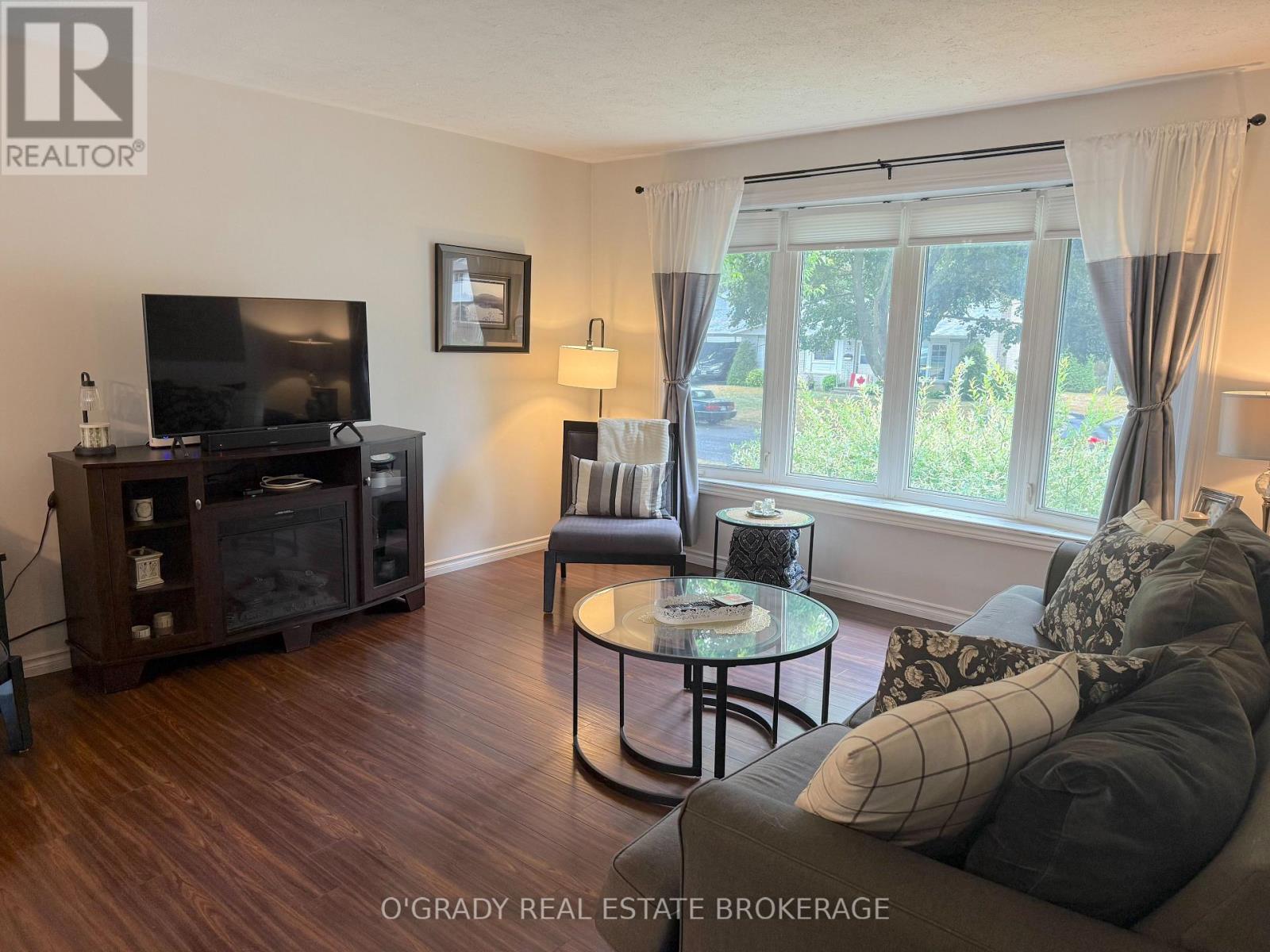 Photo 4 of 47 Meighen Crescent, Brockville ON