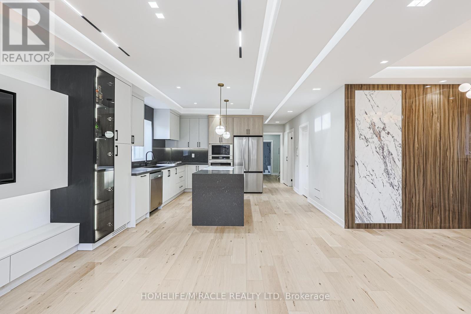 Photo 10 of 88 Inniswood Drive, Toronto ON