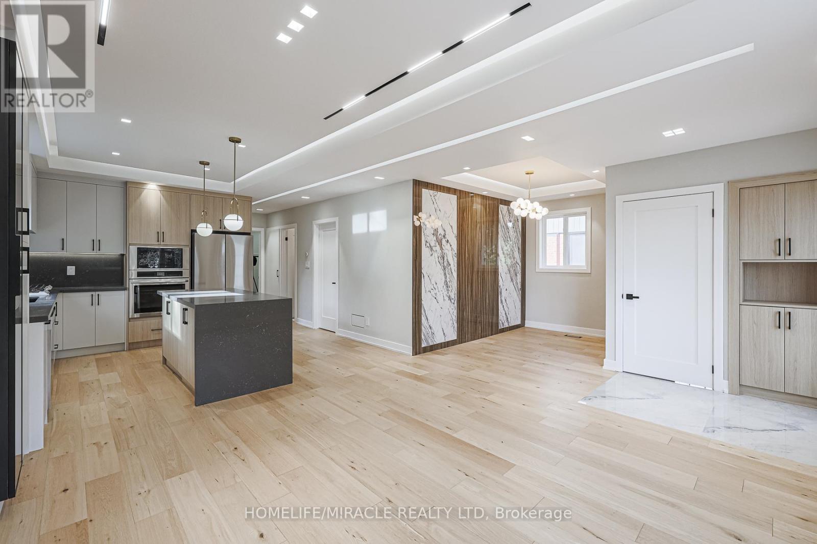 Photo 11 of 88 Inniswood Drive, Toronto ON