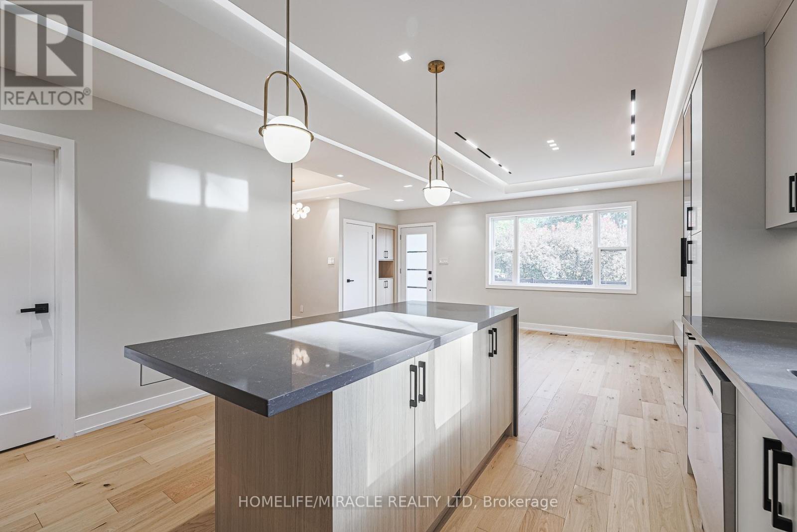Photo 15 of 88 Inniswood Drive, Toronto ON
