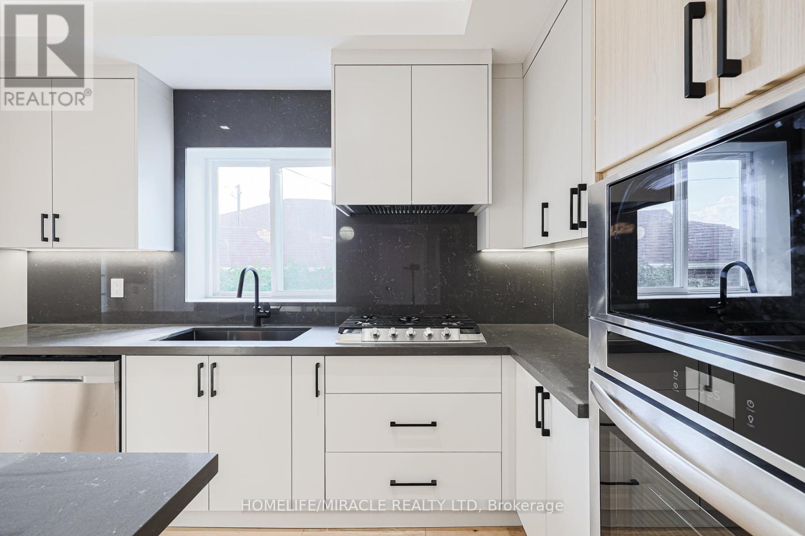 Photo 17 of 88 Inniswood Drive, Toronto ON
