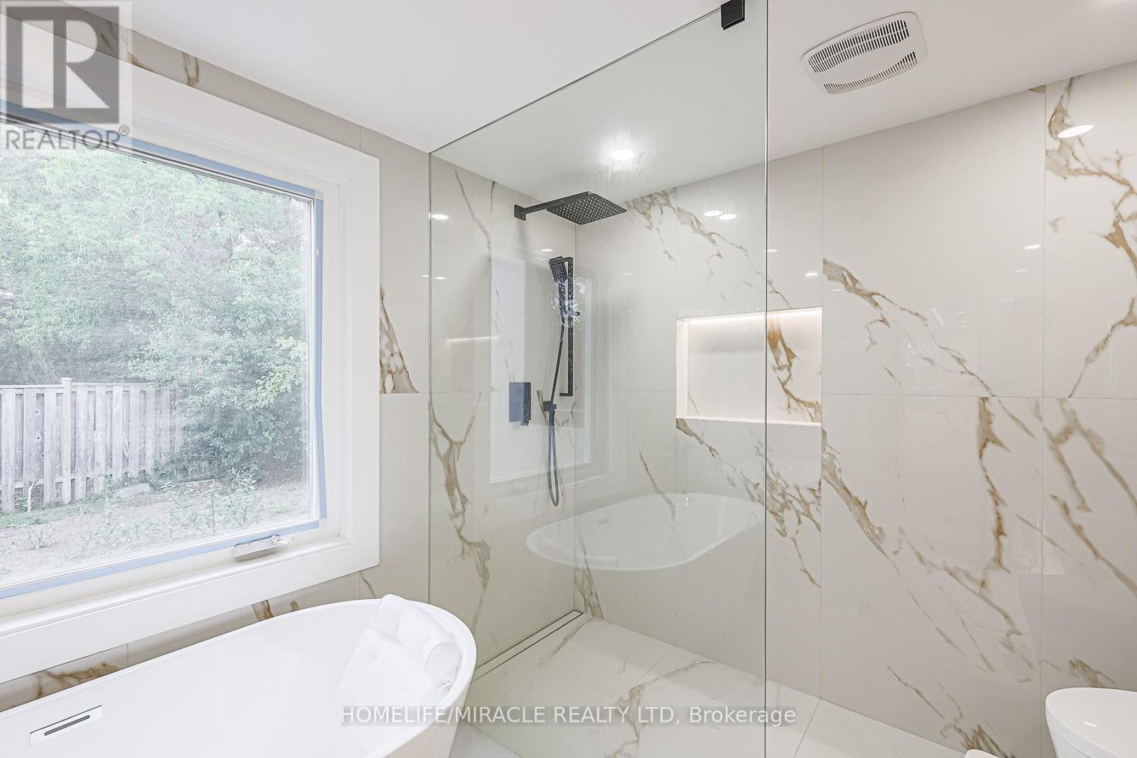 Photo 23 of 88 Inniswood Drive, Toronto ON