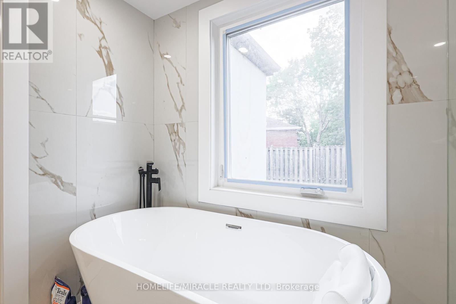 Photo 24 of 88 Inniswood Drive, Toronto ON