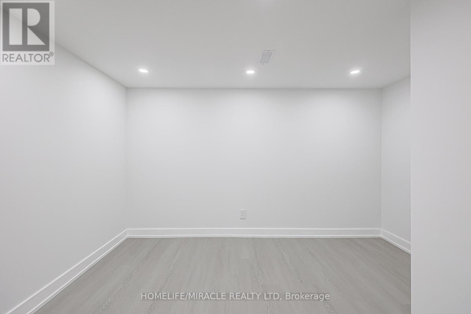 Photo 32 of 88 Inniswood Drive, Toronto ON