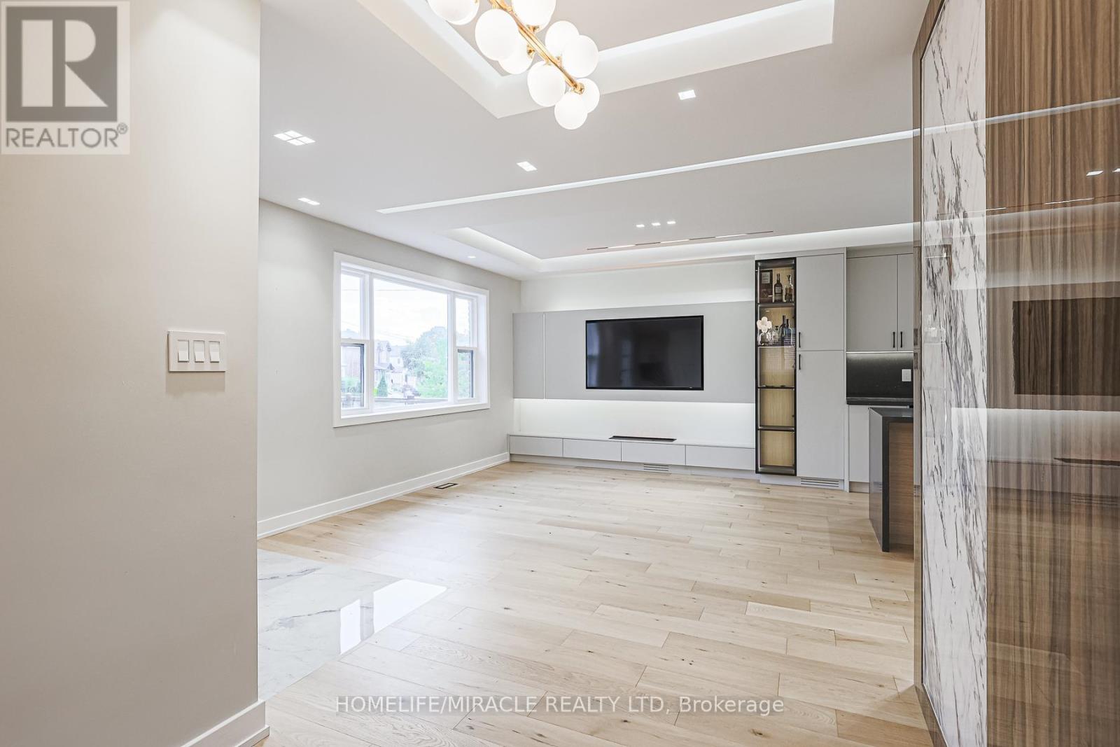 Photo 8 of 88 Inniswood Drive, Toronto ON