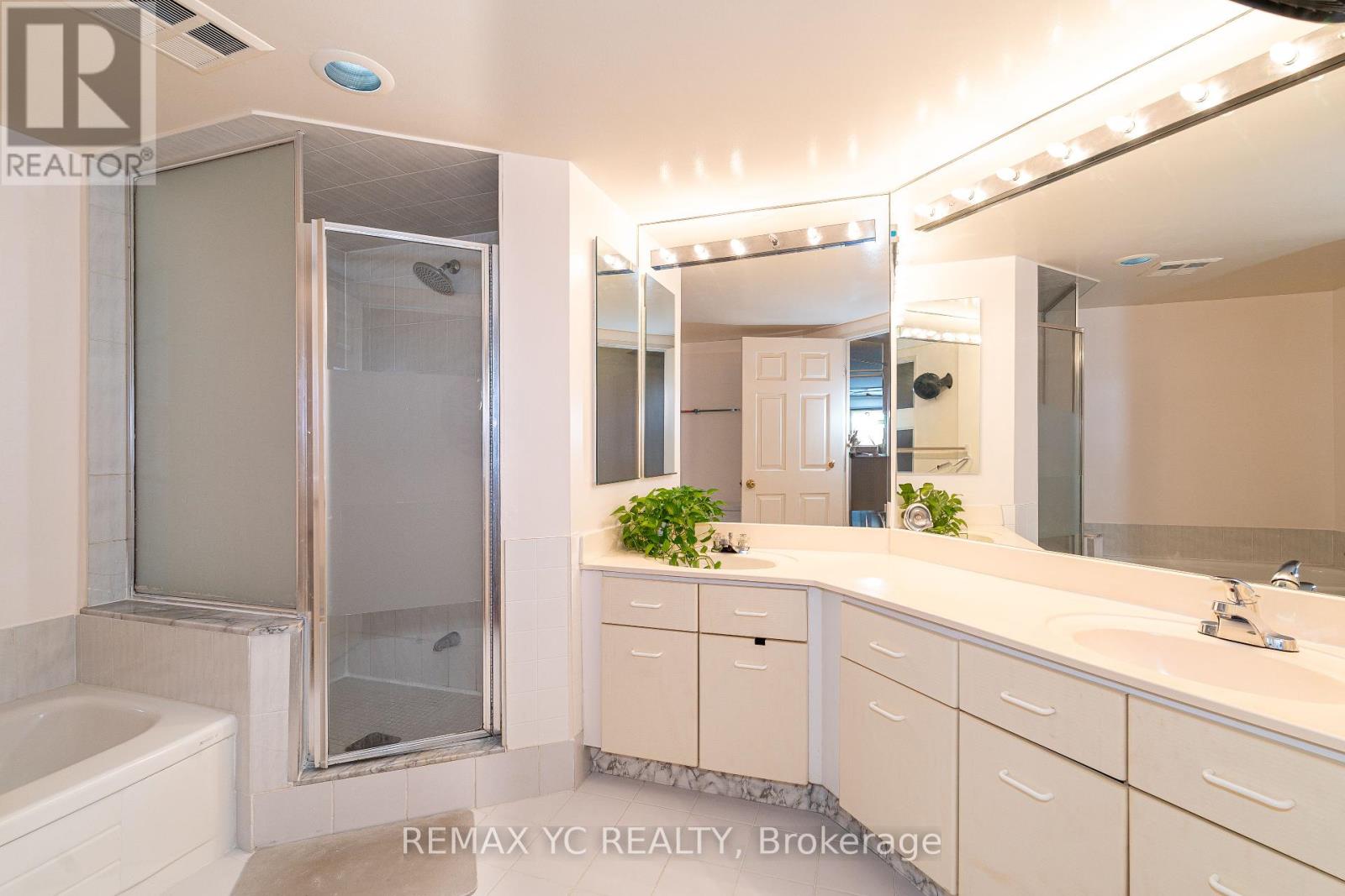 Photo 1 of 614 30 Greenfield Avenue, Toronto ON