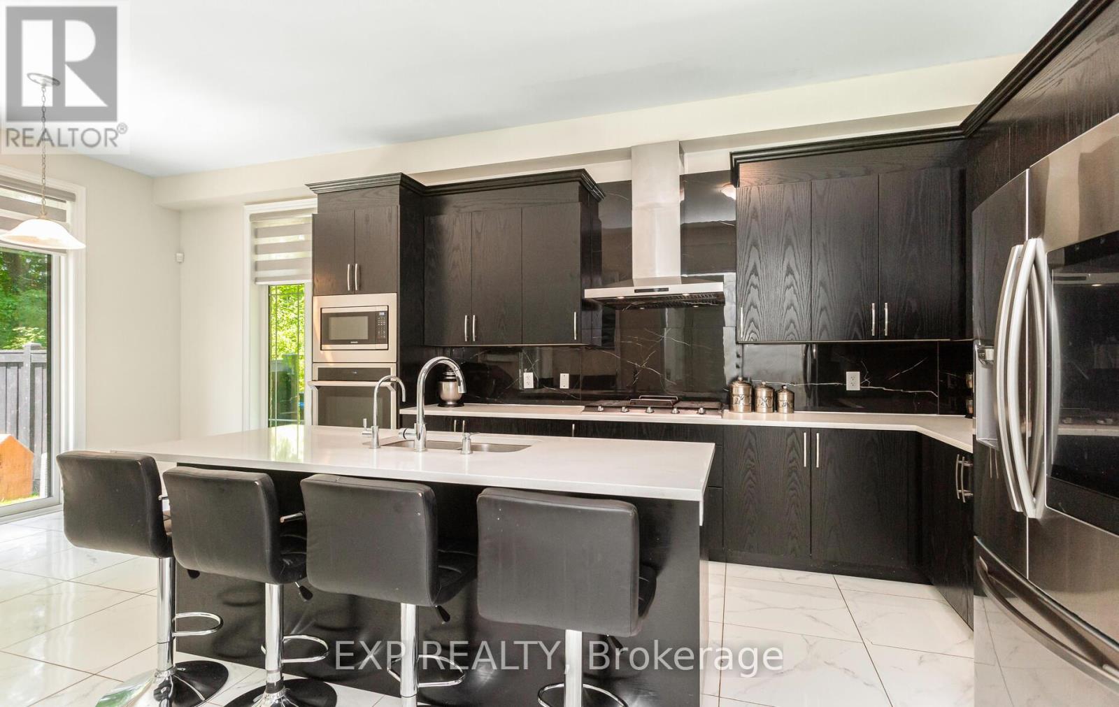 Photo 5 of 32 Daisy Meadow Crescent, Caledon ON