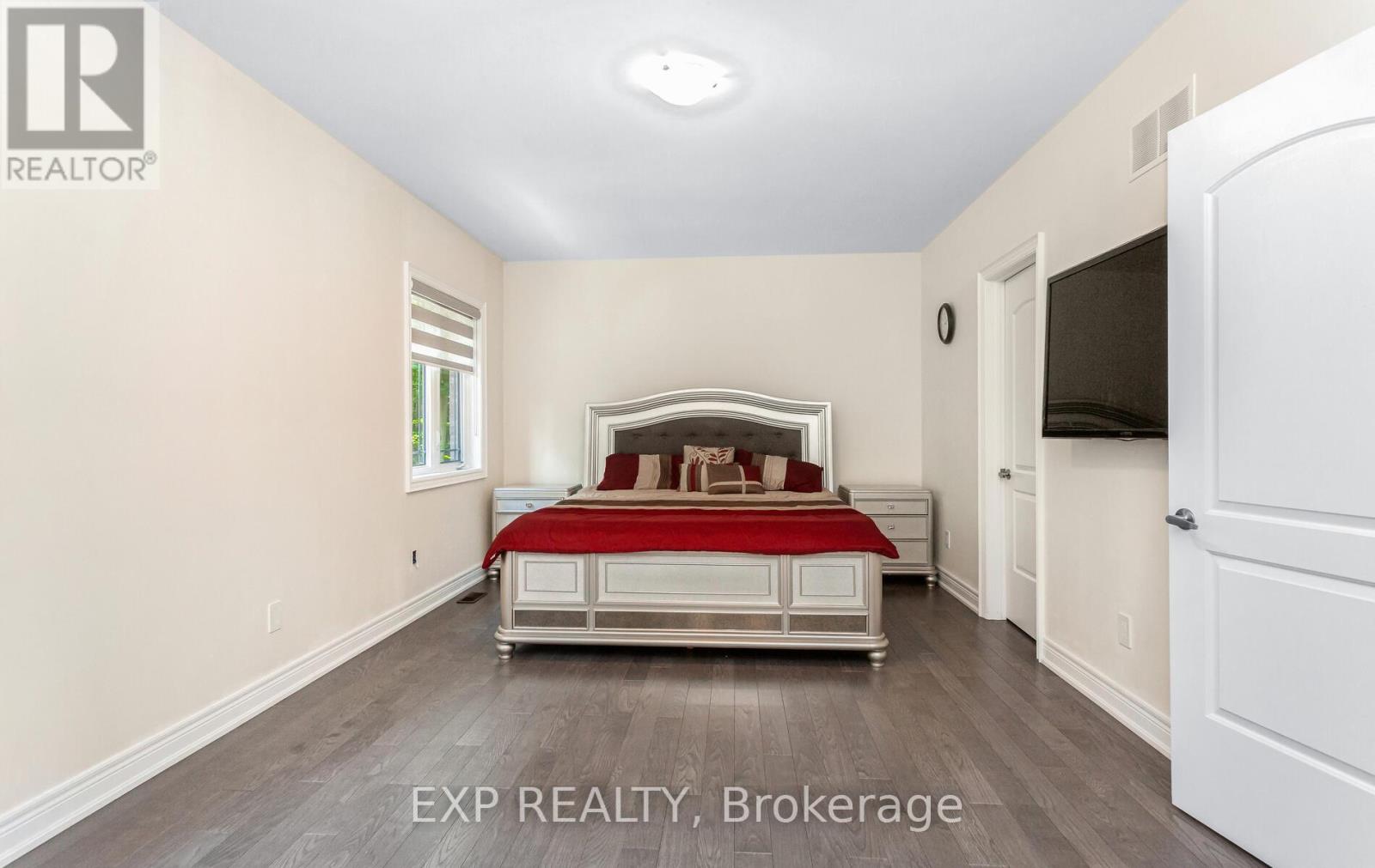 Photo 20 of 32 Daisy Meadow Crescent, Caledon ON