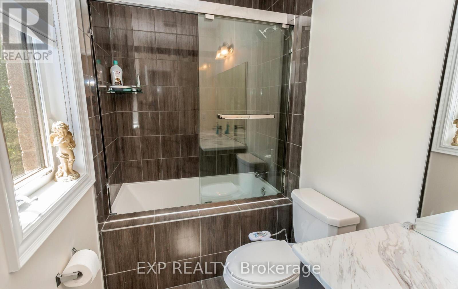 Photo 41 of 32 Daisy Meadow Crescent, Caledon ON
