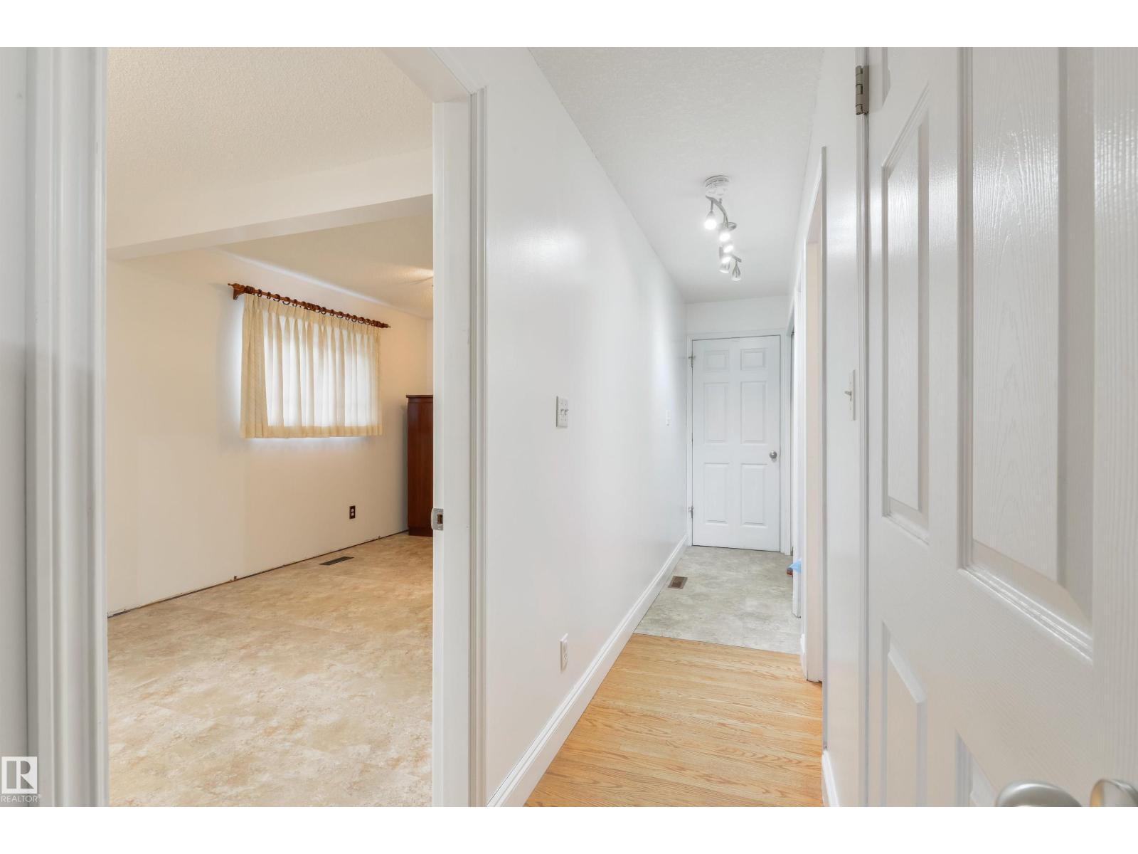 Photo 17 of 256 Westridge Rd Nw, Edmonton AB