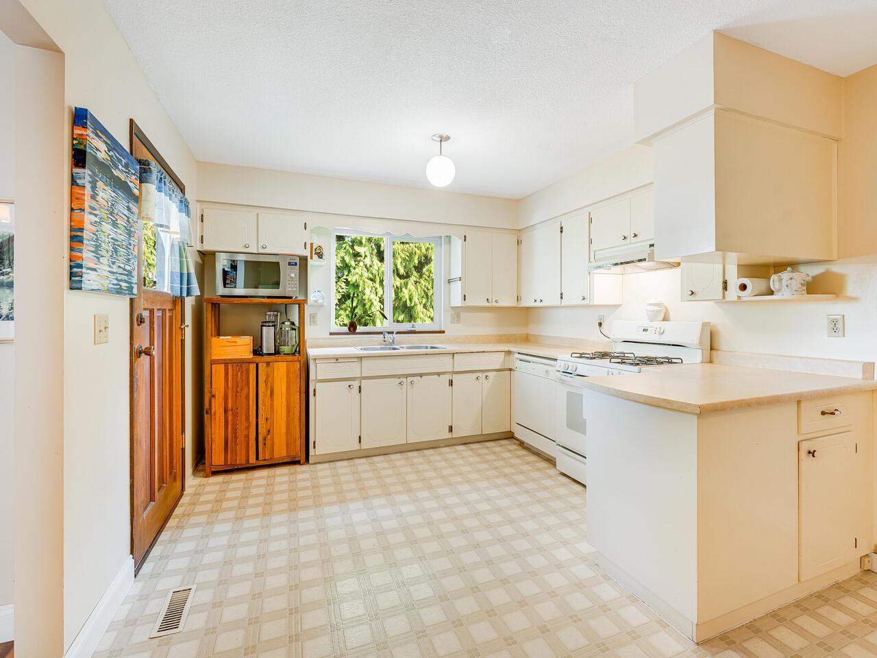 Photo 13 of 13231 65 A Avenue, Surrey BC