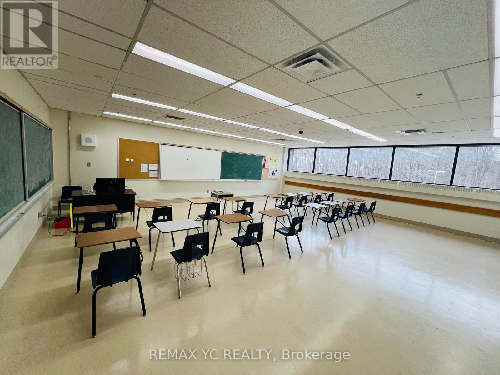 Photo 4 of 4620 Finch Avenue E, Toronto ON