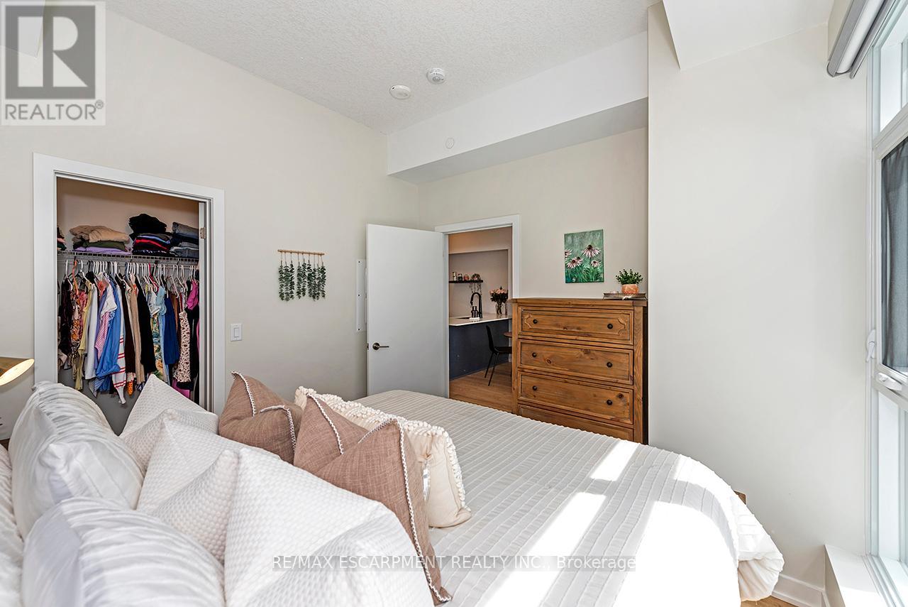 Photo 17 of 606 600 North Service Road, Hamilton ON