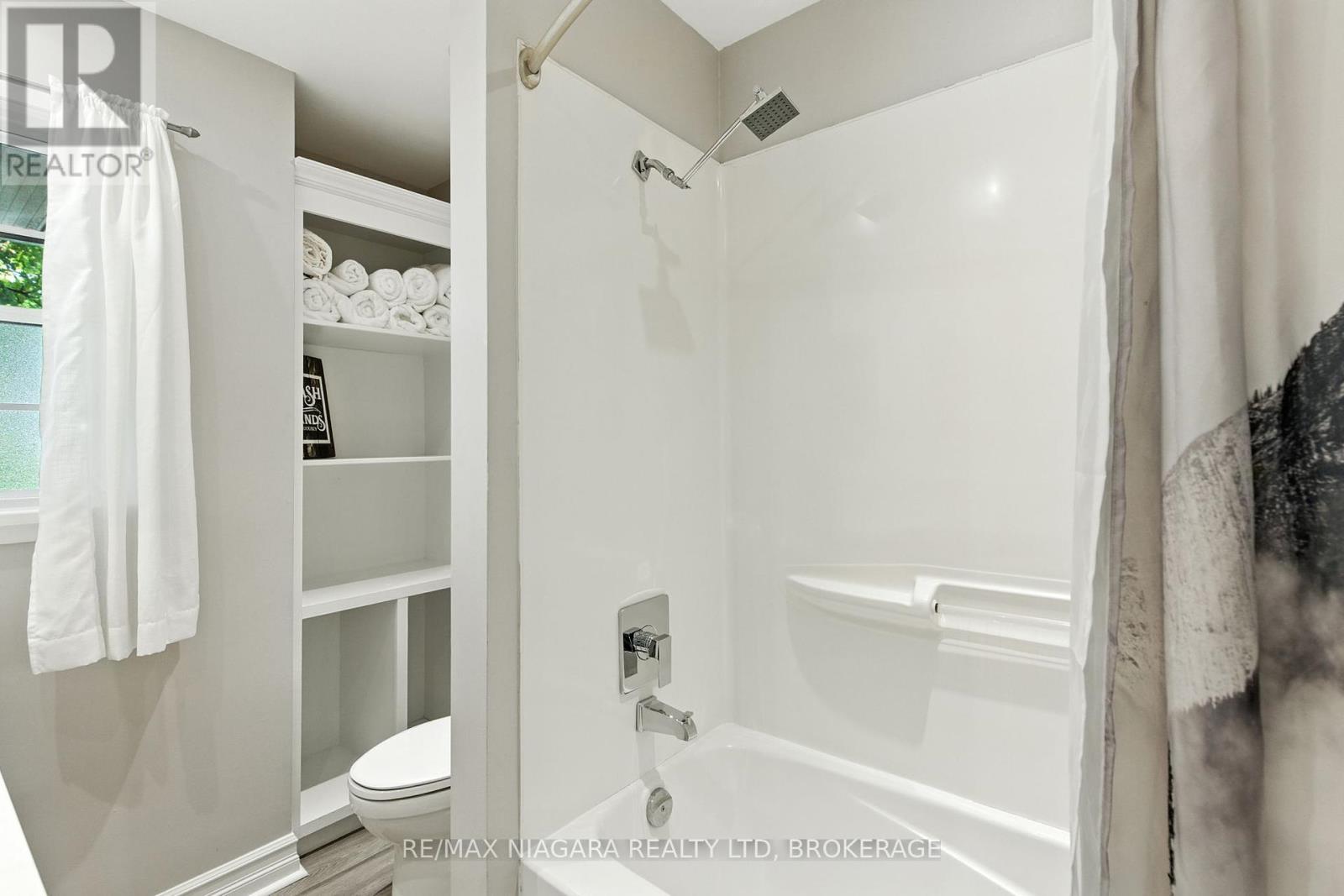 Photo 2 of 6775 Joyce Avenue, Niagara Falls ON