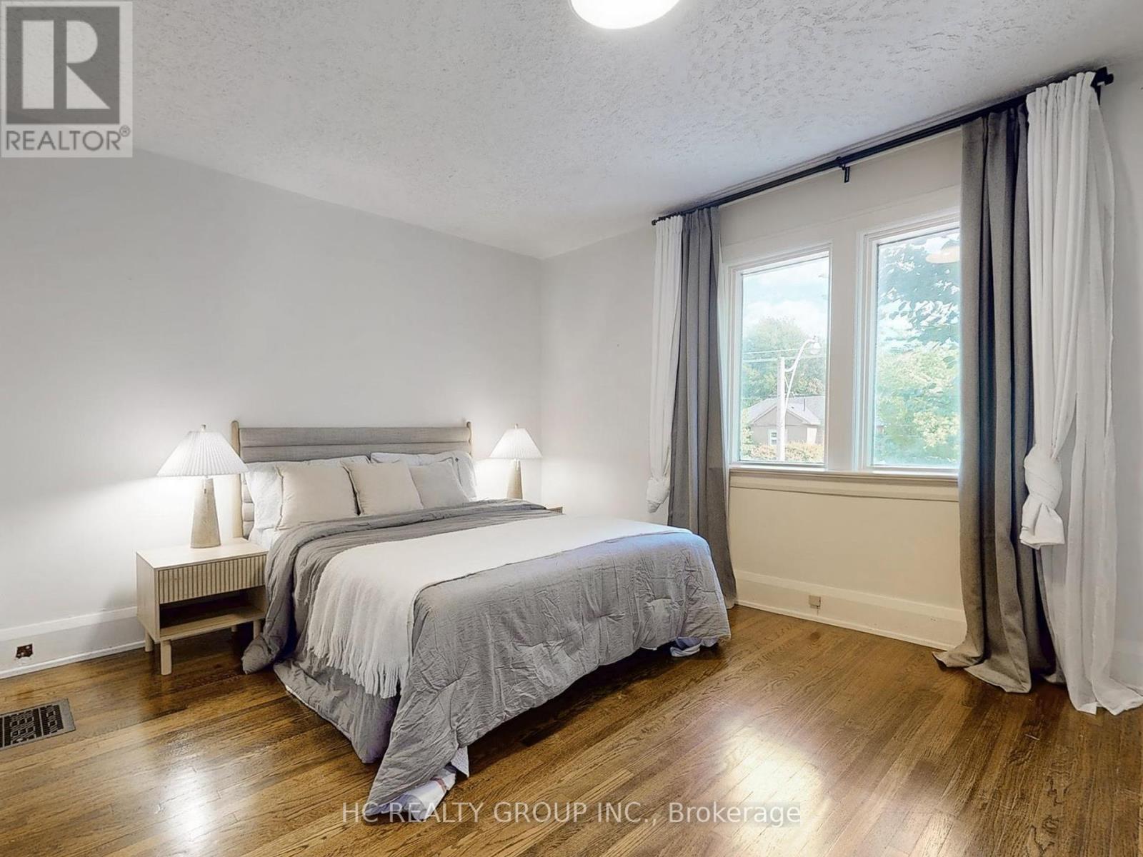 Photo 26 of 124 Lawrence Avenue E, Toronto ON