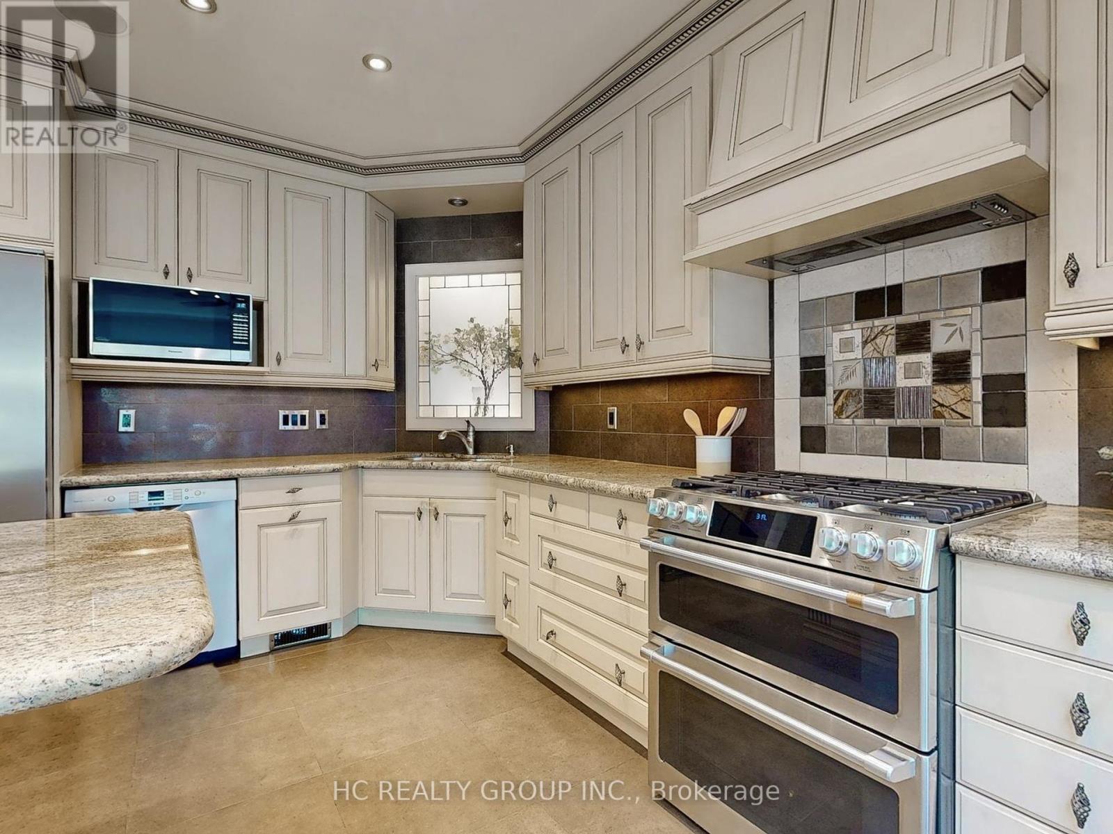 Photo 14 of 124 Lawrence Avenue E, Toronto ON