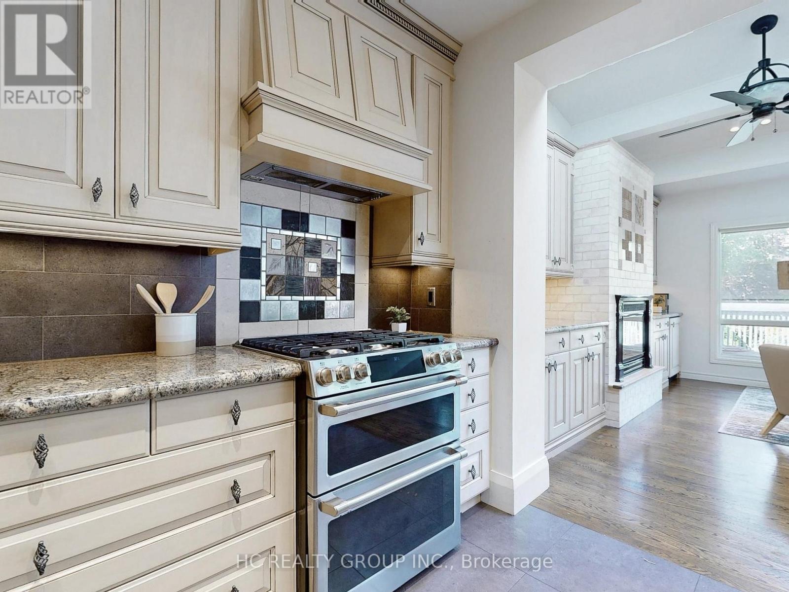 Photo 15 of 124 Lawrence Avenue E, Toronto ON