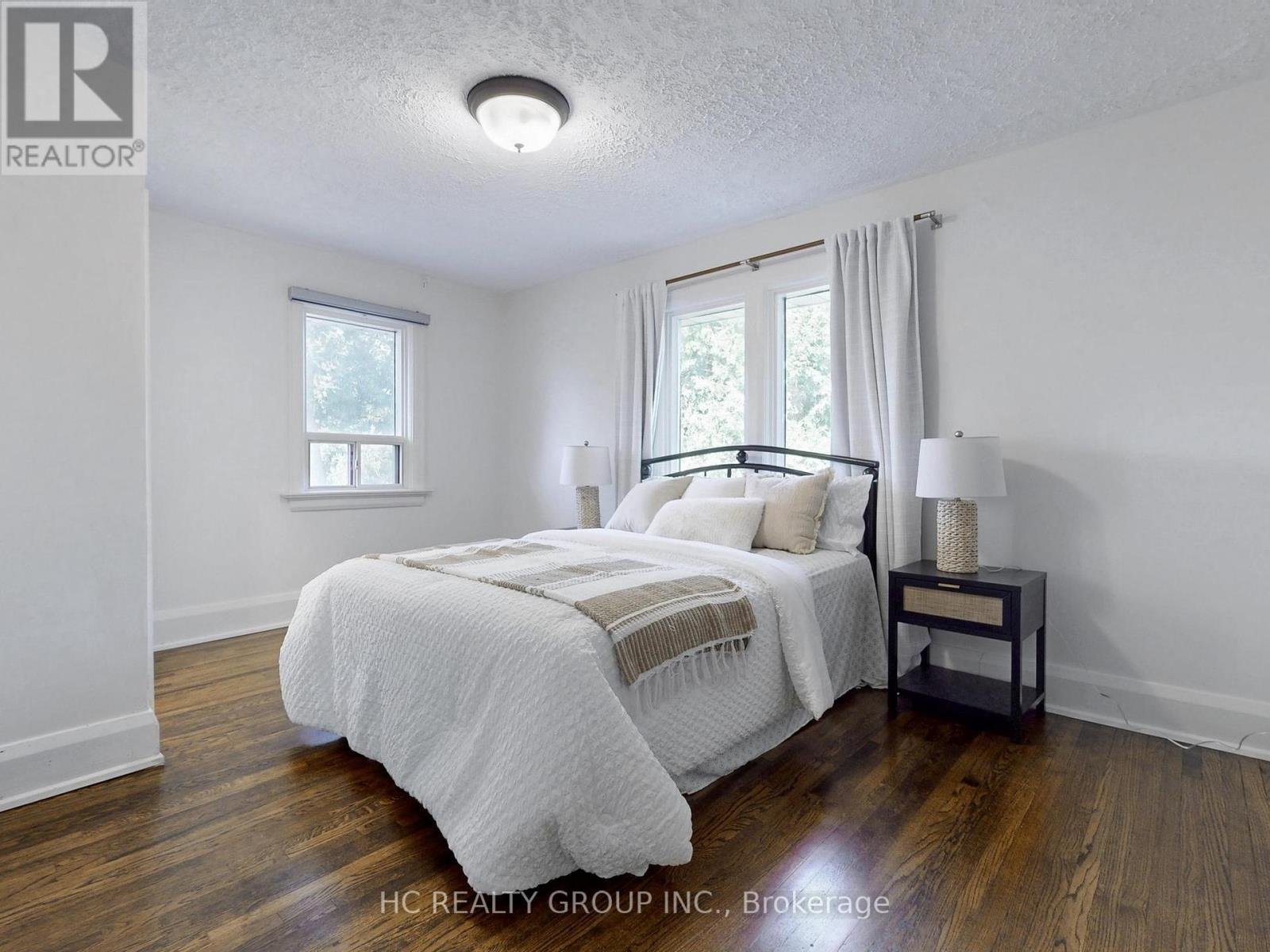 Photo 24 of 124 Lawrence Avenue E, Toronto ON
