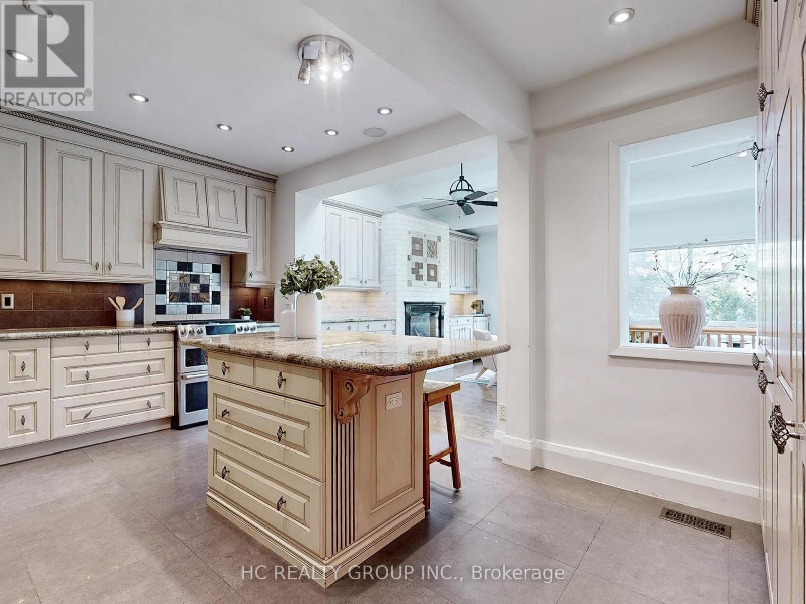 Photo 12 of 124 Lawrence Avenue E, Toronto ON