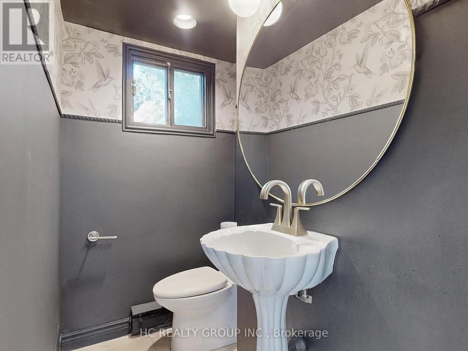Photo 22 of 124 Lawrence Avenue E, Toronto ON