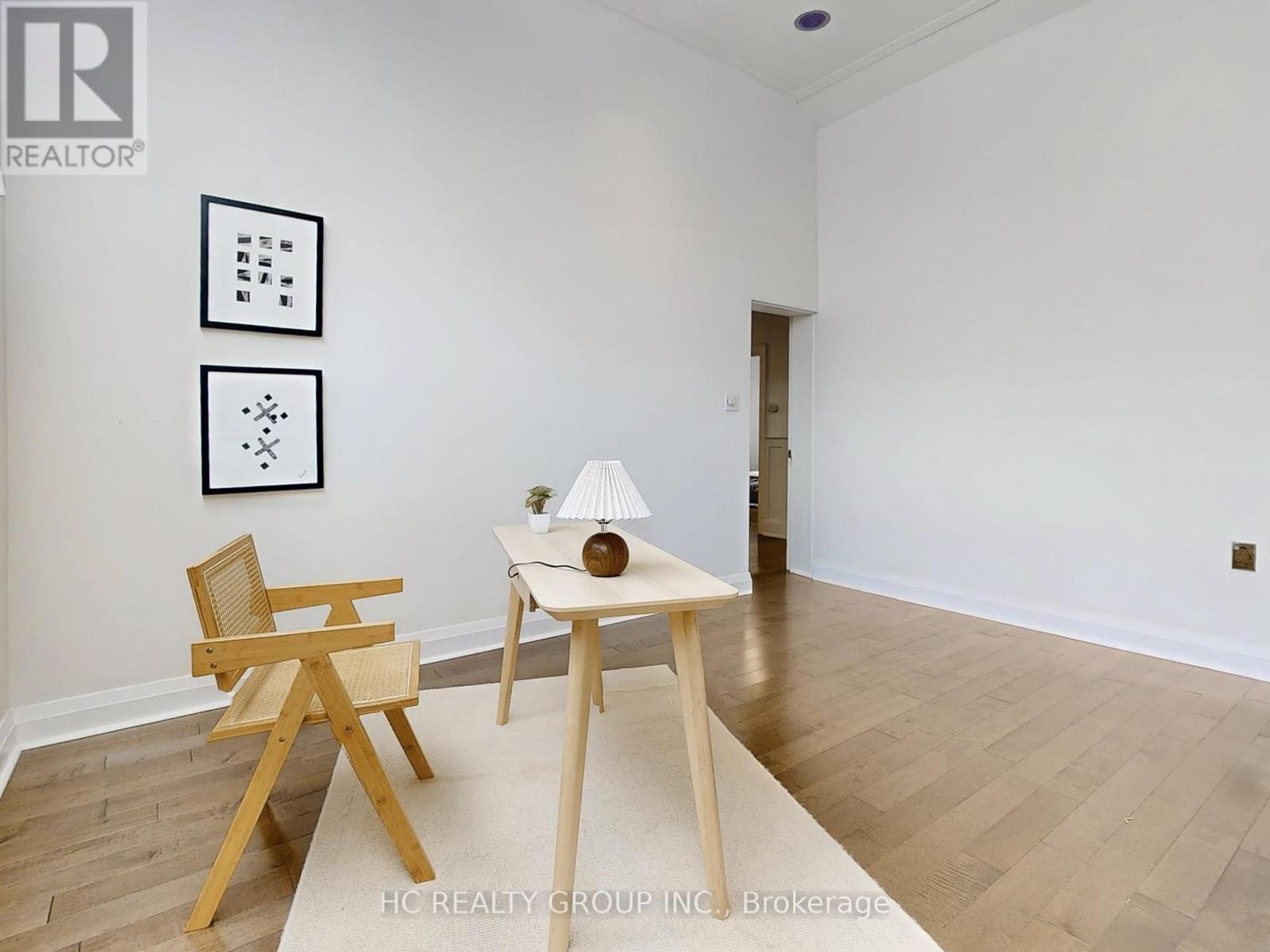Photo 32 of 124 Lawrence Avenue E, Toronto ON