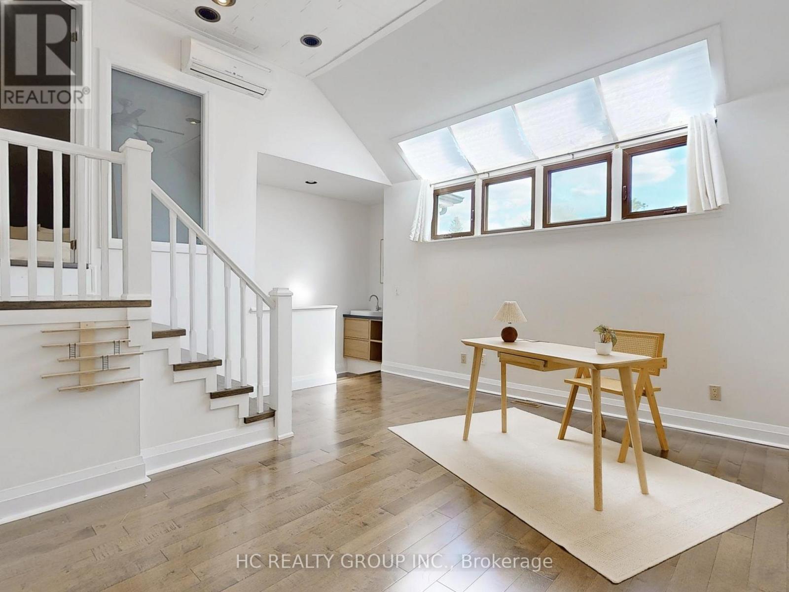 Photo 31 of 124 Lawrence Avenue E, Toronto ON