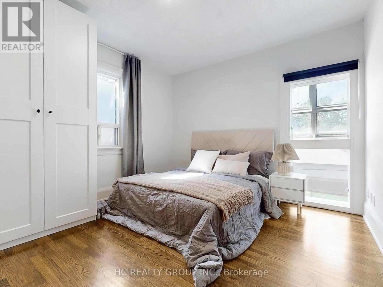 Photo 28 of 124 Lawrence Avenue E, Toronto ON