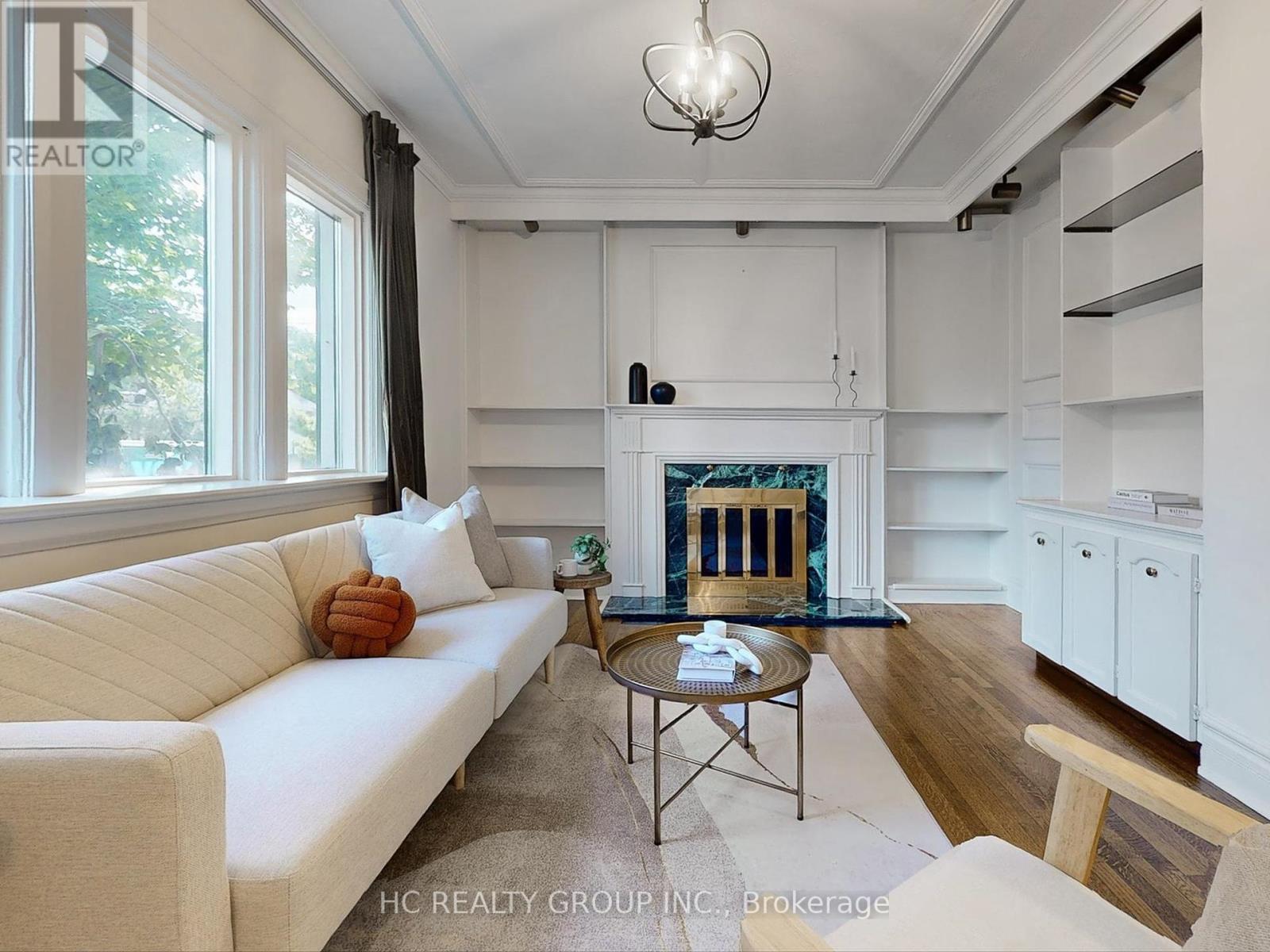 Photo 5 of 124 Lawrence Avenue E, Toronto ON