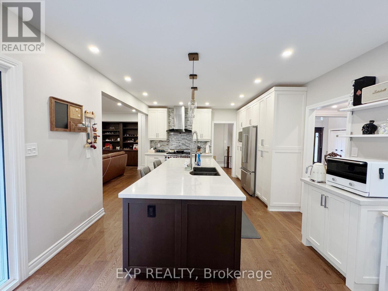 Photo 8 of 98 Clarinda Drive, Toronto ON