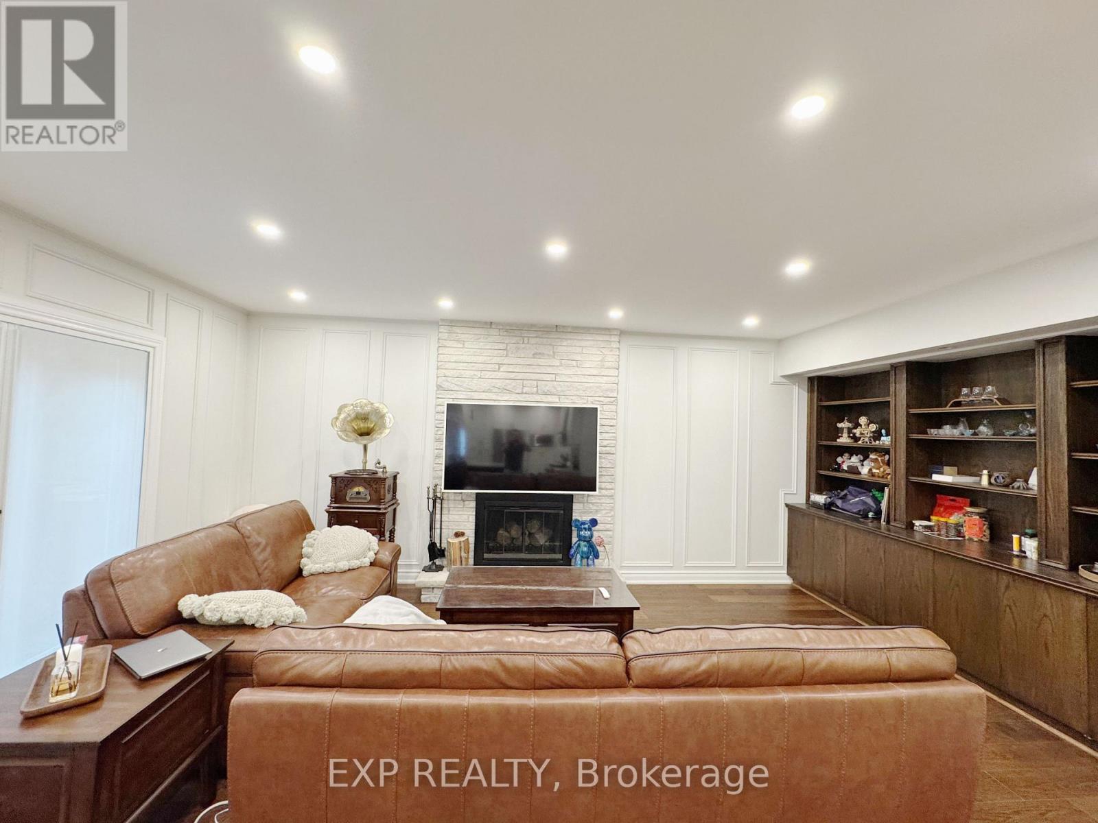 Photo 10 of 98 Clarinda Drive, Toronto ON